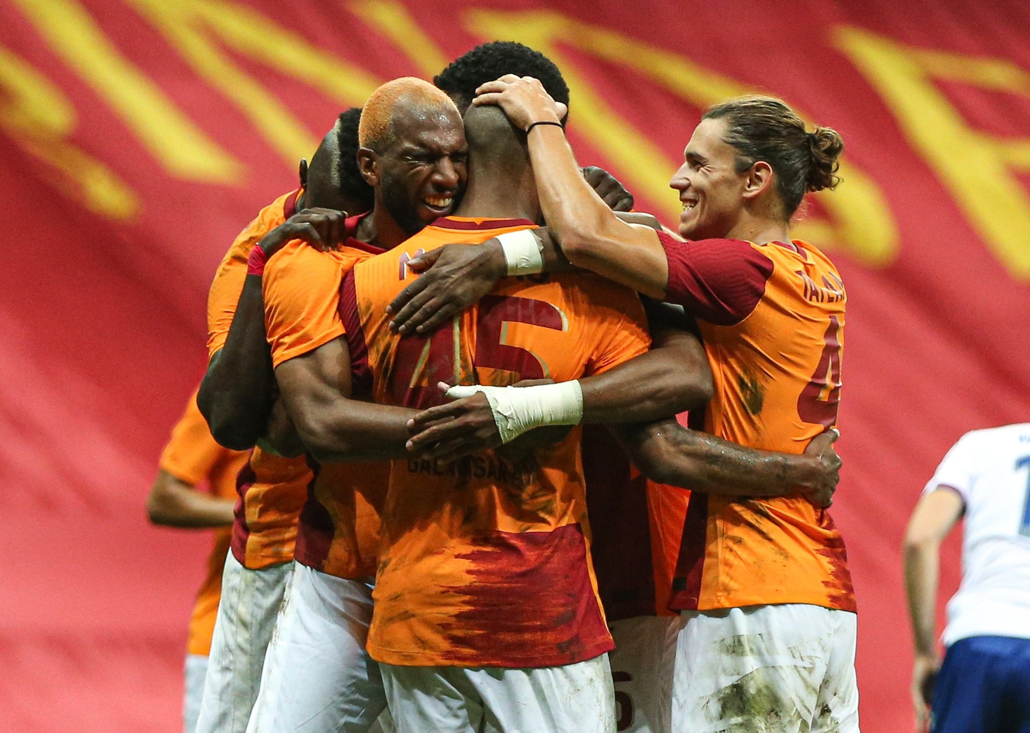 Galatasaray'da yüzler gülüyor! 2 imza yolda...