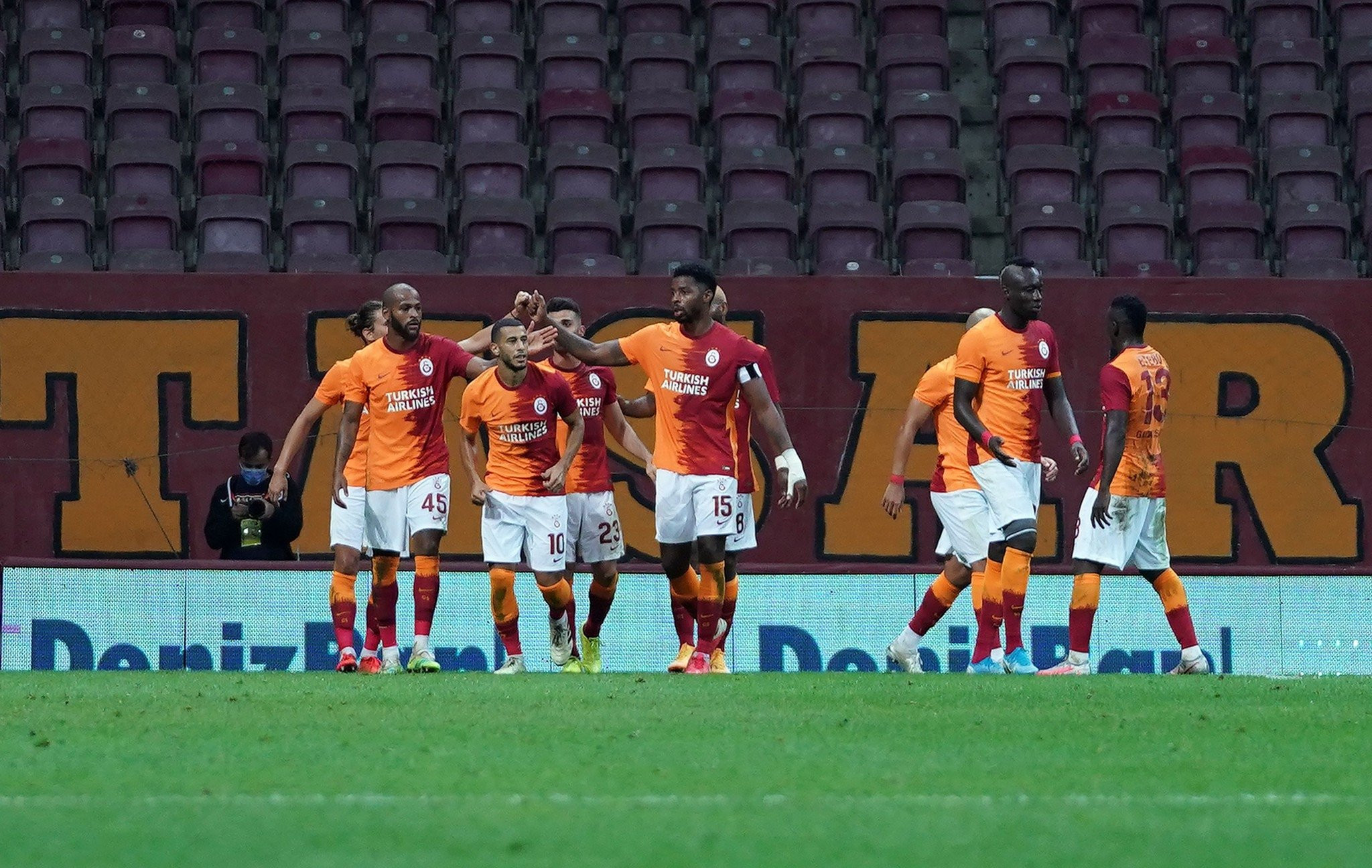 Galatasaray'da yüzler gülüyor! 2 imza yolda...