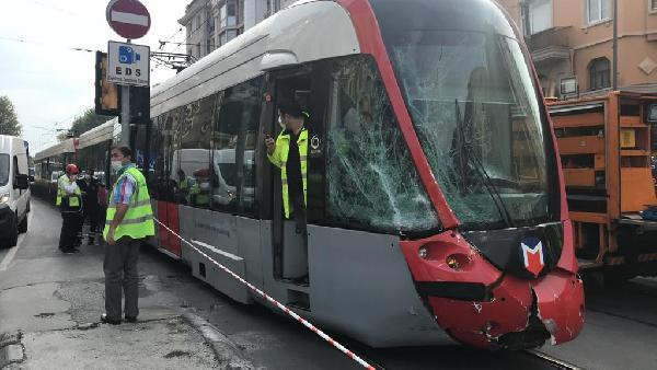 İstanbul'da tramvay otobüse çarptı! O anlar kamerada - Resim : 1