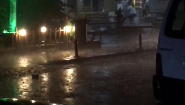 20 dakika süren yağış hayatı felç etti