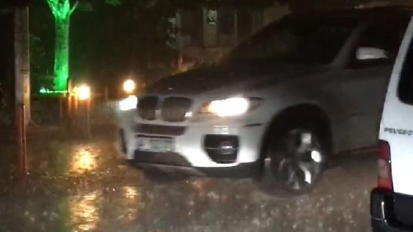 20 dakika süren yağış hayatı felç etti