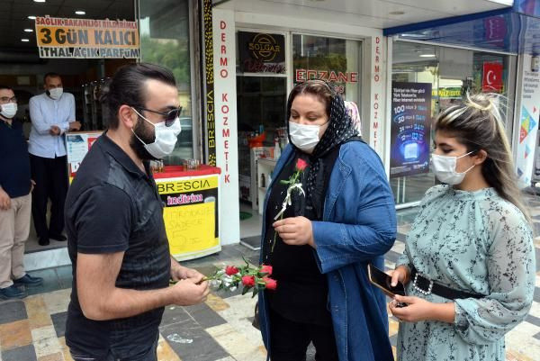 Maskelerini düzgün takanlara gül dağıttı