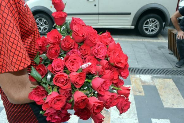 Maskelerini düzgün takanlara gül dağıttı