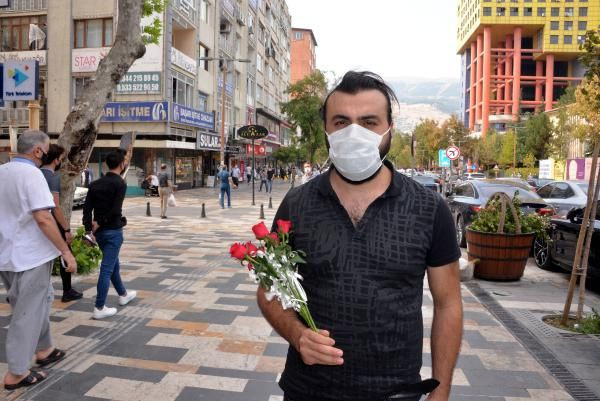 Maskelerini düzgün takanlara gül dağıttı