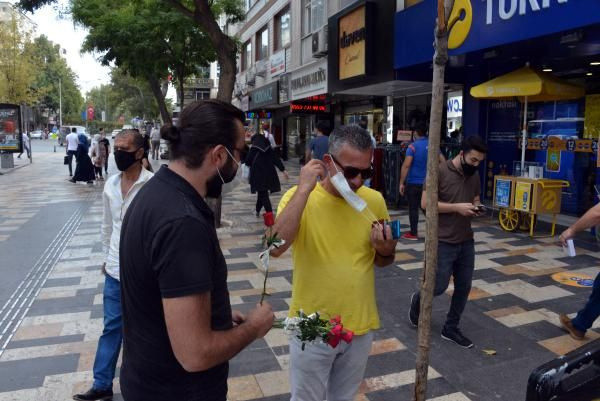 Maskelerini düzgün takanlara gül dağıttı
