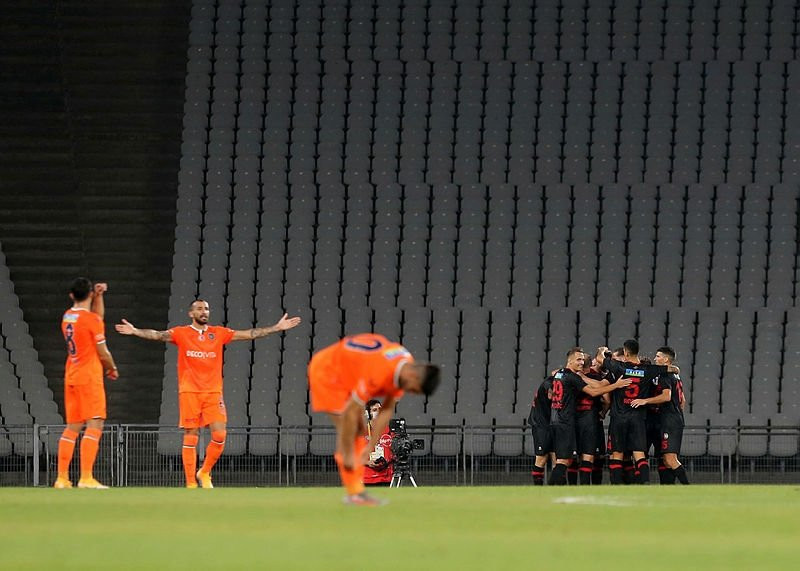 Başakşehir yenildi taraftar çıldırdı!
