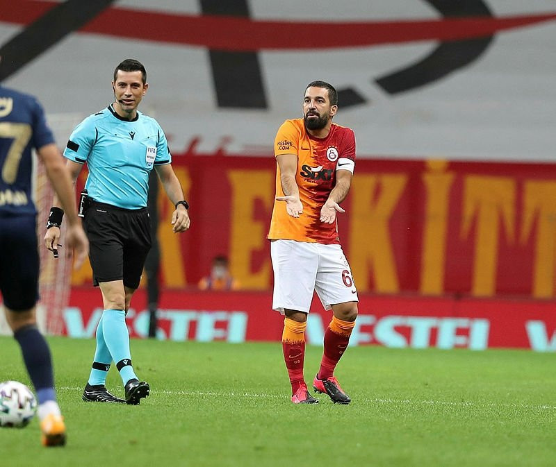 Galatasaray-Fenerbahçe maçında yıldız oyuncu olay oldu
