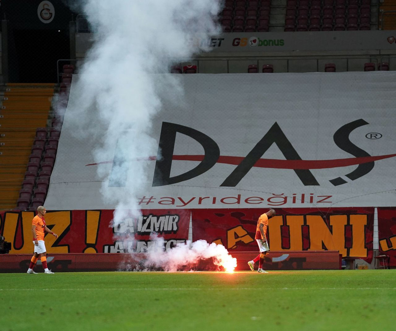 Seyircisiz oynanan derbide sahaya işaret fişeği atıldı