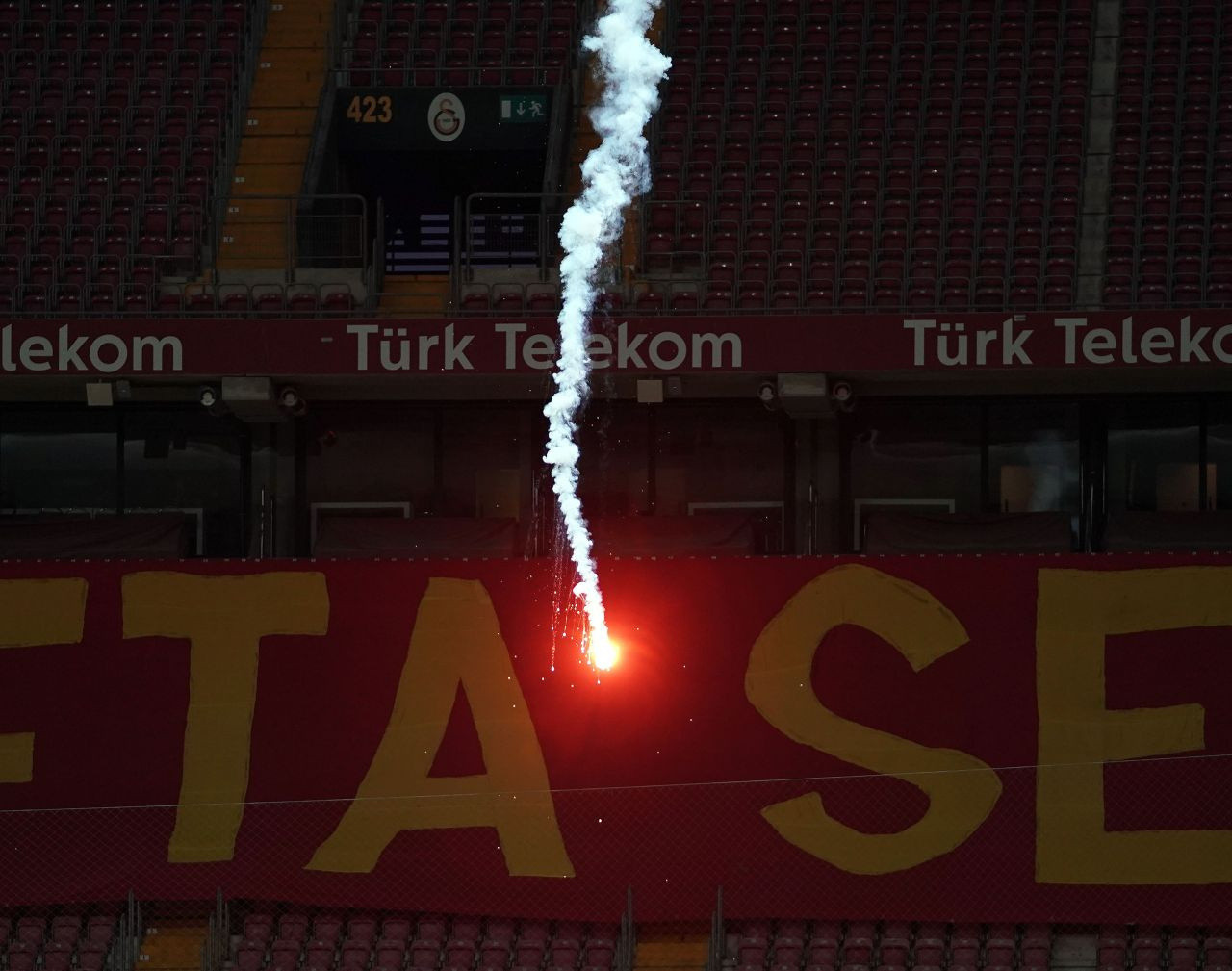 Seyircisiz oynanan derbide sahaya işaret fişeği atıldı
