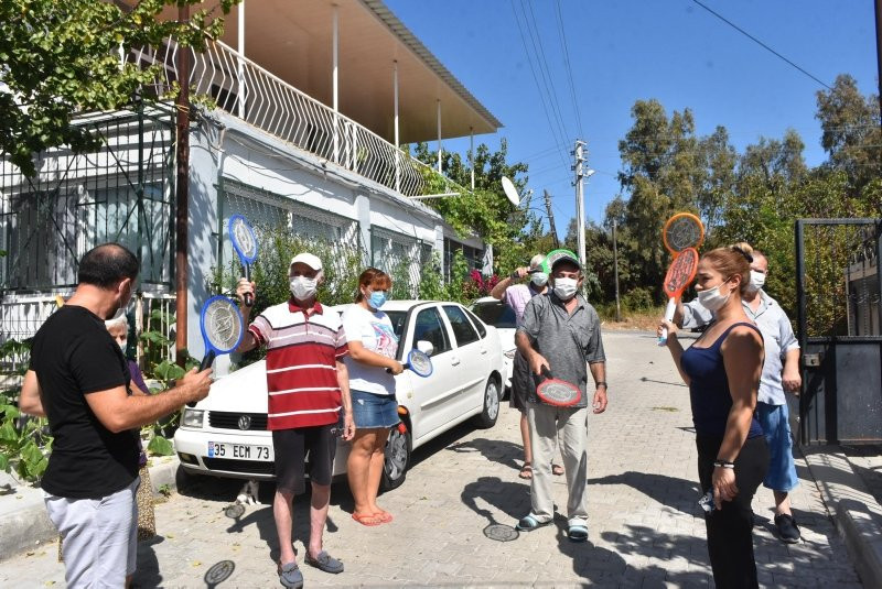 İzmir'de kanalizasyonsuz mahallede raketlerle sinek avına çıkıyorlar