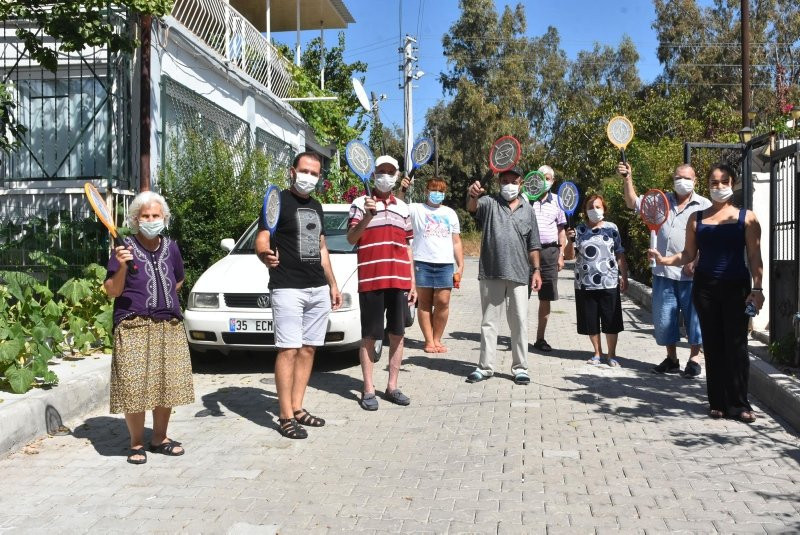 İzmir'de kanalizasyonsuz mahallede raketlerle sinek avına çıkıyorlar
