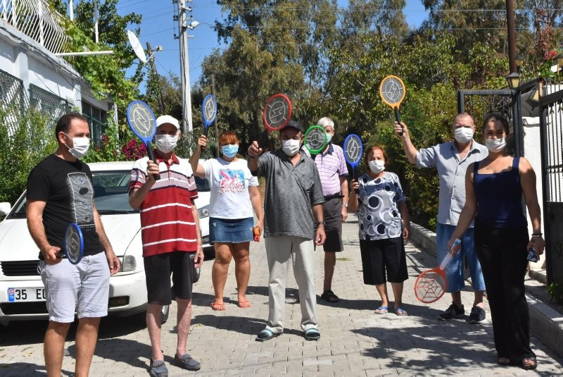 İzmir'de kanalizasyonsuz mahallede raketlerle sinek avına çıkıyorlar