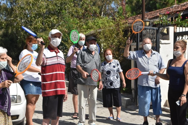İzmir'de kanalizasyonsuz mahallede raketlerle sinek avına çıkıyorlar