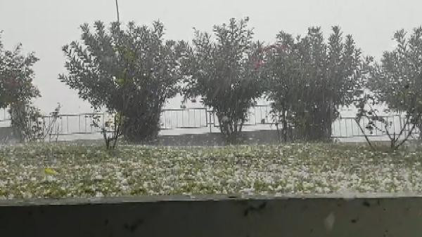 İstanbul'dan dolu ve sağanak yağış manzaraları!