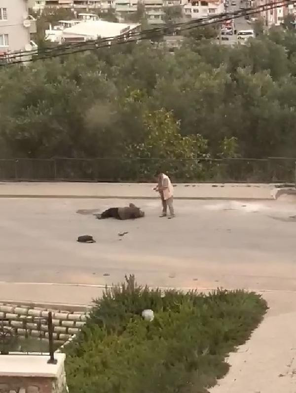Sokak ortasında vahşet! Eşine kurşun yağdırdı