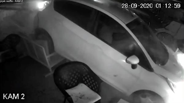Kontrolden çıkan otomobil iş yerine uçtu!