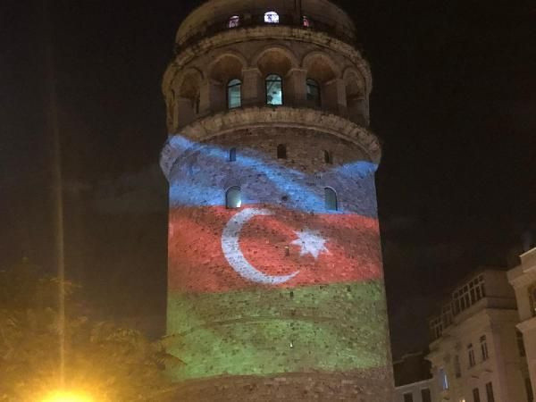 Azerbaycan Bayrağı Galata Kulesi'ne yansıtıldı