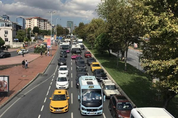 İstanbul'da trafiği kilitleyen intihar girişimi