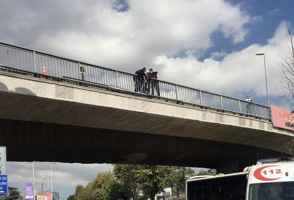 İstanbul'da trafiği kilitleyen intihar girişimi