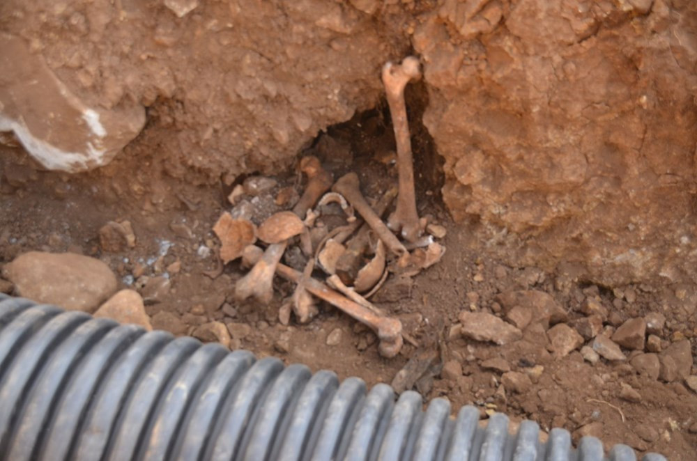 Atık su kanalı kazısında insan kemikleri bulundu