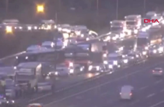 İstanbul'da 12 araç birbirine girdi! Trafik felç! İşte ilk görüntüler...