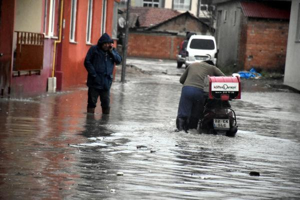 Edirne'de sağanak yağış hayatı felç etti - Resim: 1