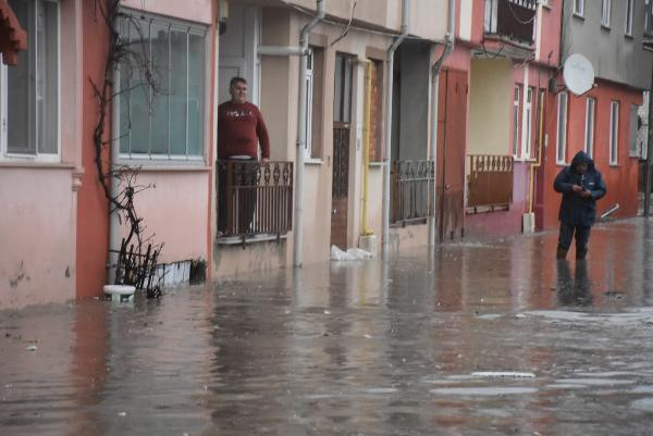Edirne'de sağanak yağış hayatı felç etti - Resim: 2