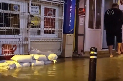 Sağanak yağış İstanbul'u vurdu! Su baskınları yaşandı