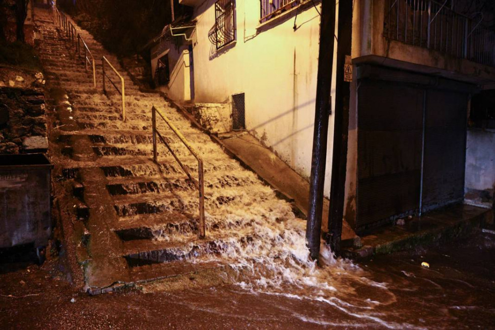 İzmir'de etkili sağanak sele neden oldu