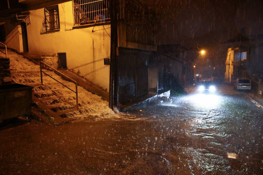 İzmir'de etkili sağanak sele neden oldu