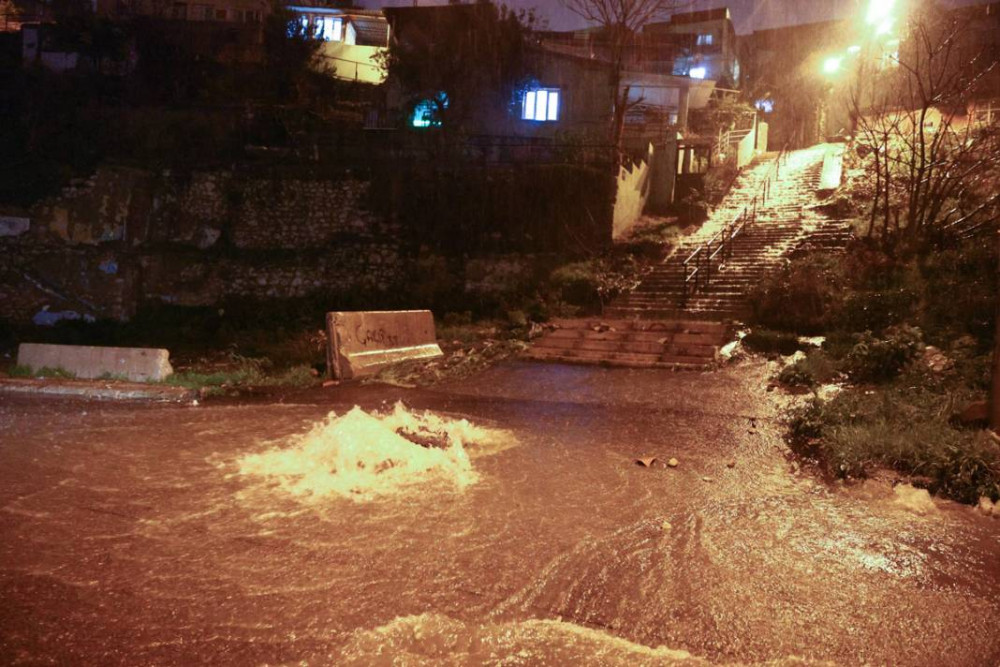 İzmir'de etkili sağanak sele neden oldu