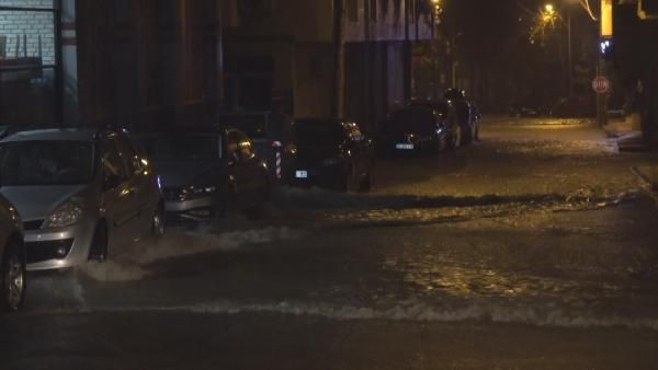 İzmir'de can pazarı! Akıntıya kapılan bir kadın son anda kurtarıldı