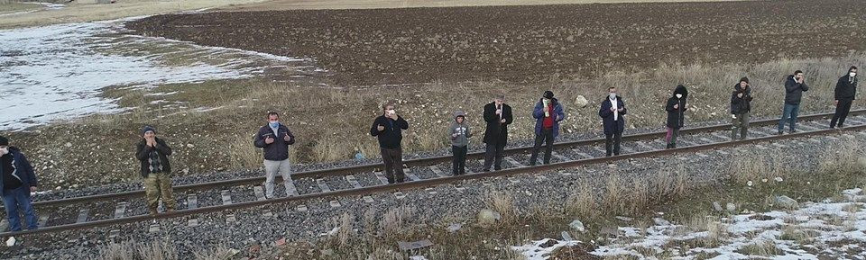 Tren yoluna dizilip, dua ettiler! ''Ocak'ta böylesi görülmedi''