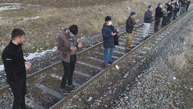 Tren yoluna dizilip, dua ettiler! ''Ocak'ta böylesi görülmedi''