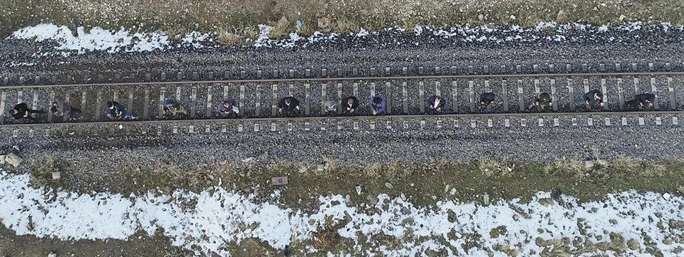 Tren yoluna dizilip, dua ettiler! ''Ocak'ta böylesi görülmedi''