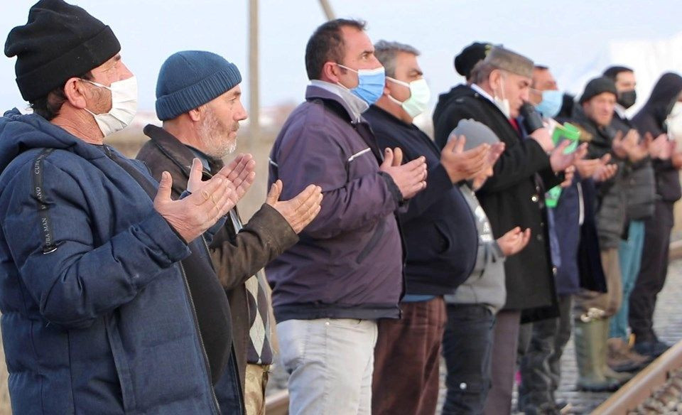 Tren yoluna dizilip, dua ettiler! ''Ocak'ta böylesi görülmedi''