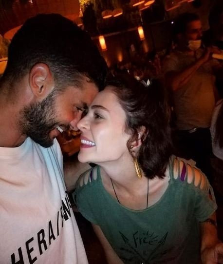 Yıldız Çağrı Atiksoy ve Berk Oktay'dan evlilik sinyali