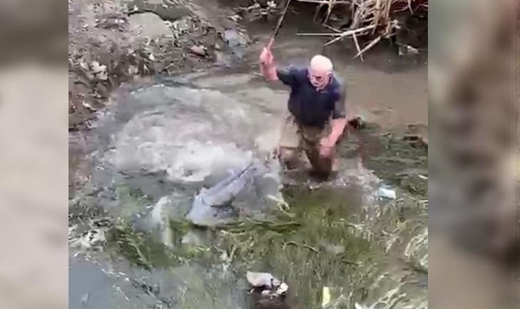 Böyle yöntem görülmedi! Boyu kadar balığı avladı