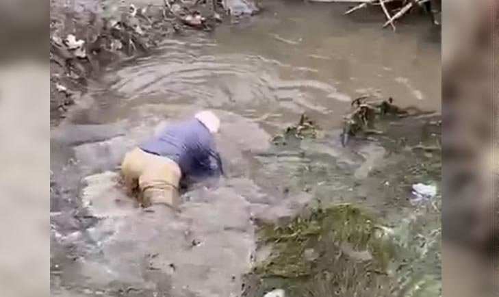 Böyle yöntem görülmedi! Boyu kadar balığı avladı