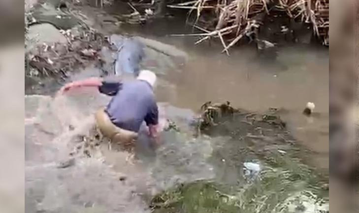Böyle yöntem görülmedi! Boyu kadar balığı avladı