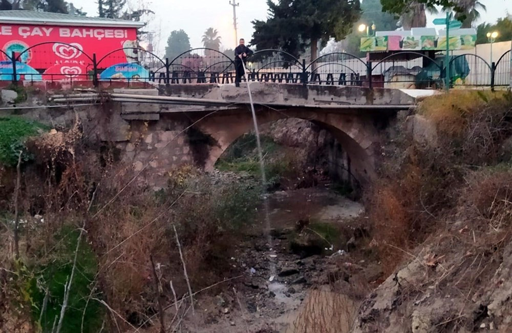 Balıklar ölmesin diye şelaleye hortumla su veriyor