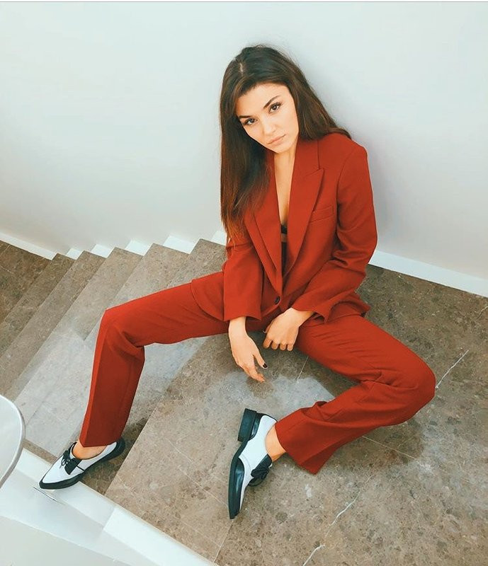 Hande Erçel'in araba pozlarına beğeni yağdı