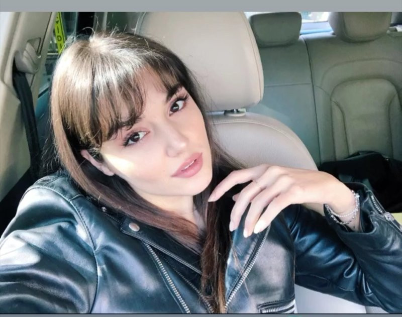 Hande Erçel'in araba pozlarına beğeni yağdı