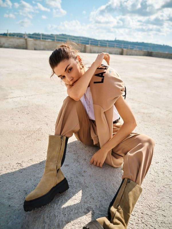 Hande Erçel'in araba pozlarına beğeni yağdı