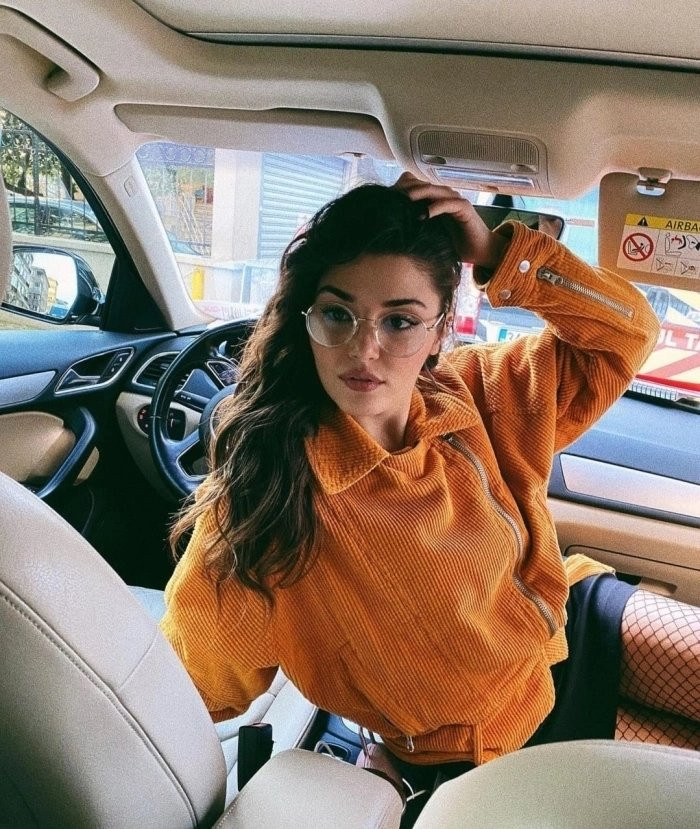 Hande Erçel'in araba pozlarına beğeni yağdı