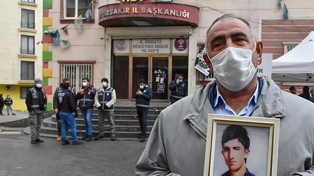Diyarbakır'daki evlat nöbeti 500'üncü gün! Bir aile daha katıldı