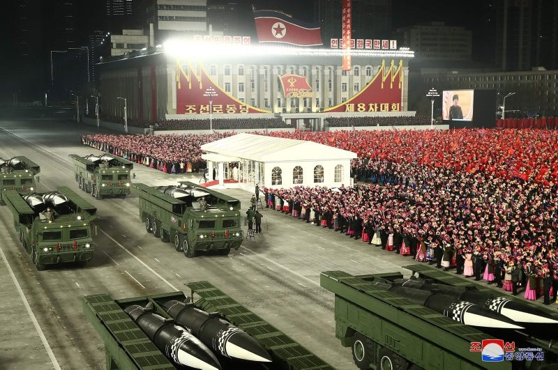 Kuzey Kore'den dev gövde gösterisi! Dünyanın en güçlü silahı tanıtıldı