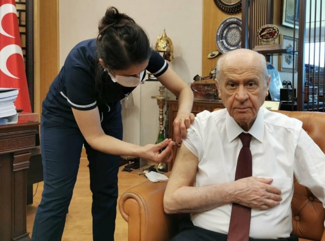 Devlet Bahçeli de koronavirüs aşısı oldu