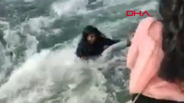 Selfie çeken genç kız canından oldu
