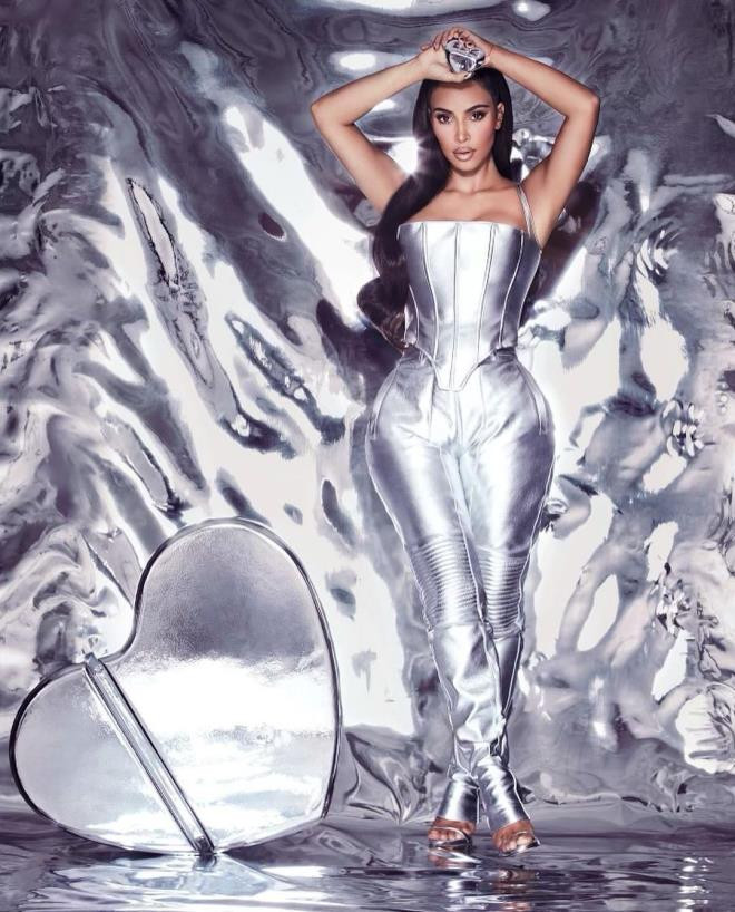 Kardashian'ın kalça dekolteli kıyafeti olay oldu! - Resim: 3